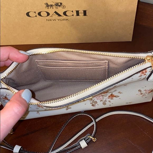 🛑Sold🛑🎉HP🎉Floral Coach Crossbody Bag - Picture 4 of 7